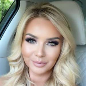 Monika Chwajoł odsłania głęboki dekolt! Gwiazda pochwaliła się śmiałymi kadrami wprost z wody [FOTO]