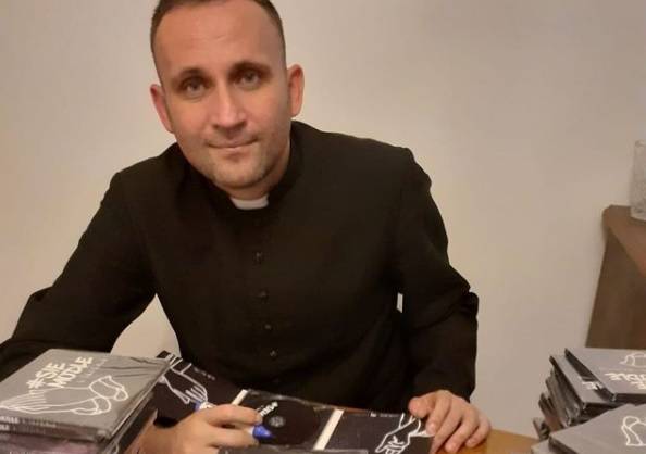 ShowMAXXX na Wielkanoc! Gościem programu Jakub Bartczak - ksiądz raper! 