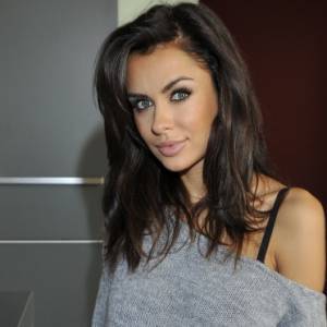 Natalia Siwiec pręży się pod palmą. Na pierwszym planie pośladki pokryte piaskiem [ZDJĘCIE]