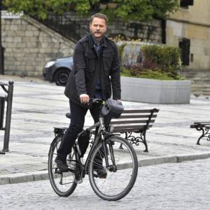 "Ojciec Mateusz". W Sandomierzu będzie nowy ksiądz. Artur Żmijewski żegna się z serialem?