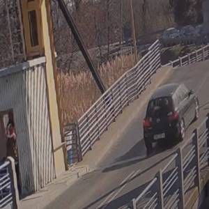 Przeskoczyła samochodem przez most zwodzony. Policja opublikowała nagranie [WIDEO]