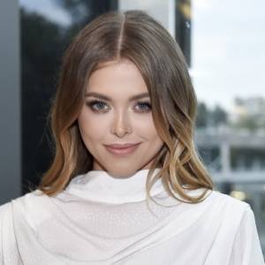 Joanna Opozda odsłania ciało, pozując w białej kreacji. Efekt sesji foto zapiera dech! "Petarda" - komentują internauci