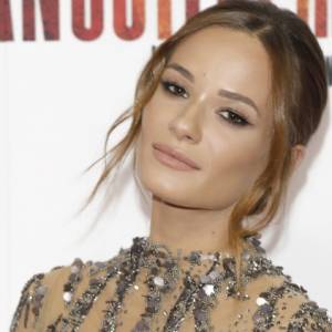 Natalia Szroeder na intymnym zdjęciu z Quebonafide. Przedstawia namiętny pocałunek pary