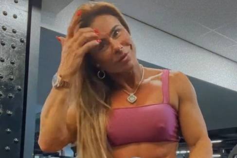 53-latka pozdrawia z siłowni. Jej figura jest niewiarygodna! [FOTO]