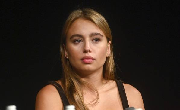 Oliwia Bieniuk w błyszczącej kreacji. Tak córka Anny Przybylskiej pozowała "na ściance" [ZDJĘCIA]