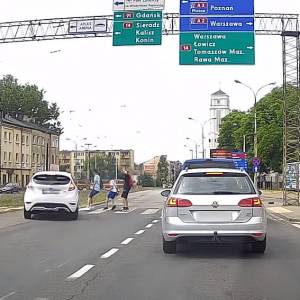 Prawie rozjechał pieszych na pasach! Pirat drogowy w Łodzi [WIDEO]