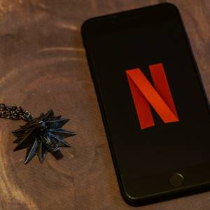 Netflix zapowiedział kolejny serial w świecie "Wiedźmina"! Andrzej Sapkowski zaangażowany w produkcję