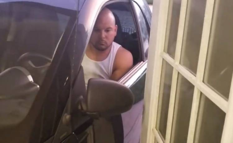 Bał się o swój samochód, więc schował go w... kuchni. Zdjęcia robią furorę w sieci! 