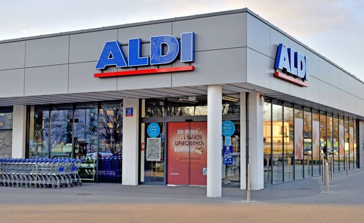 Czekolada z kawałkami plastiku i sfermentowany paprykarz. Sieć sklepów wycofuje dwa niebezpieczne produkty