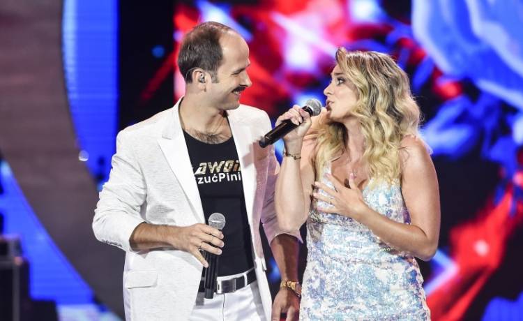 Kajra kusi w sieci! Żona Sławomira odsłania wdzięki w skąpej stylizacji [WIDEO]