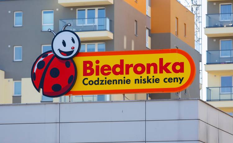 Biedronka poszalała z obniżką cen! Kilkadziesiąt produktów można kupić za mniej