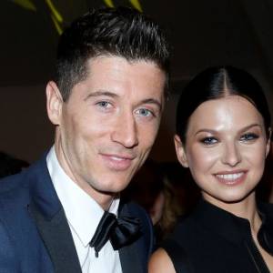 Anna i Robert Lewandowscy wyciągnęli pomocną dłoń. Przekazali szpitalowi mnóstwo pieniędzy