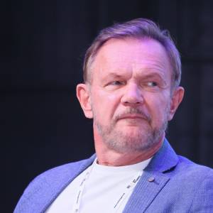 Cezary Pazura 27 lat temu. Szok, co miał na sobie. "Nie wierzę"