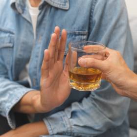 Prosty trik na ograniczenie alkoholu – odkrycie australijskich naukowców