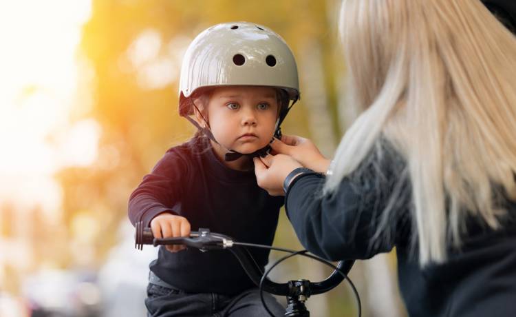  Kask dla dziecka obowiązkowy od czerwca – nie zapomnij, bo zapłacisz mandat, fot. Shutterstock