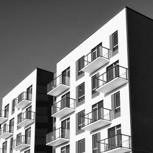 Matka zrzuciła z balkonu małe dziewczynki. 3-latka zmarła po upadku z wysokości