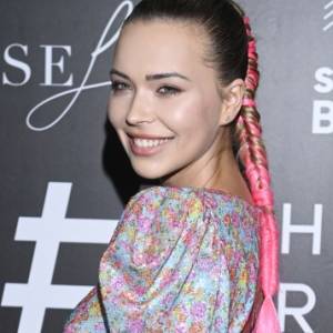 Sandra Kubicka rozpala sieć! Modelka pozuje w zsuwającym się z ciała szlafroku [FOTO]