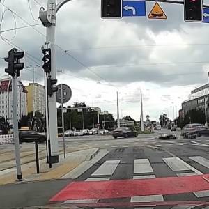 Najechał na "osobówkę" i wylądował na asfalcie. Nagranie opublikowano ku przestrodze [WIDEO]