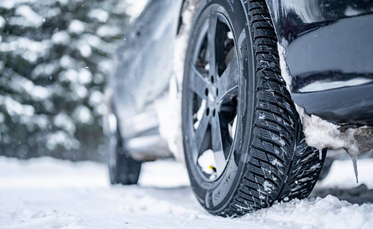 Opony zimowe. Kiedy jest najlepszy czas na zmianę ogumienia?