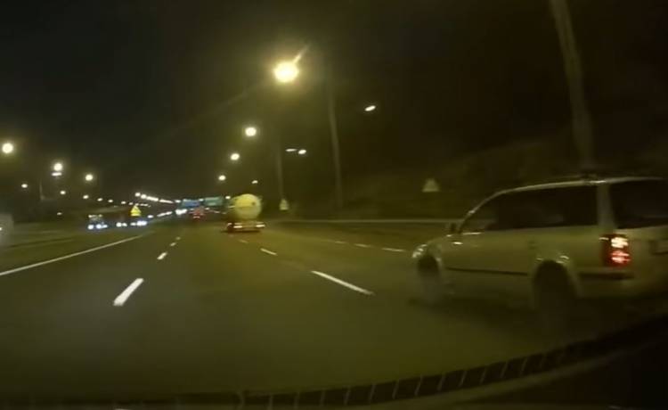 Chwile grozy na autostradzie A4. Samochód obrócił się o 360 stopni! [WIDEO]