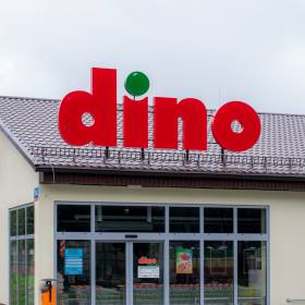 Kasjerki i kasjerzy marzną w pracy. Kurtki, czapki i 2 stopnie w szatni