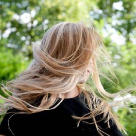 Jak pozbyć się żółtego odcienia włosów bez wizyty u fryzjera?