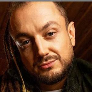 Długie dredy to już przeszłość. Aleksander Baron w nowej fryzurze!