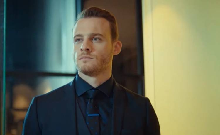 Kerem Bürsin jako Serkan Bolat. Fot. YouTube @NOW