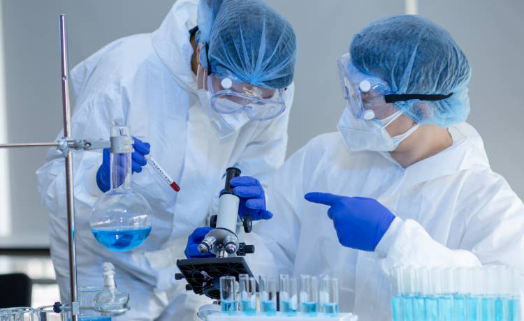 Podwójne zakażenia Deltą i Omikronem. Potwierdzono pierwszych chorych. Co ustalono na ten temat?