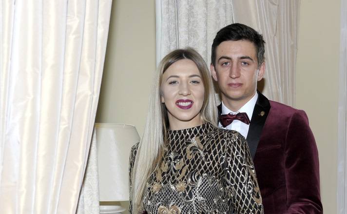 Garnitur w kratę i cekinowa mini? Małgorzata i Paweł z "Rolnika..." zaszaleli na weselu! [FOTO]