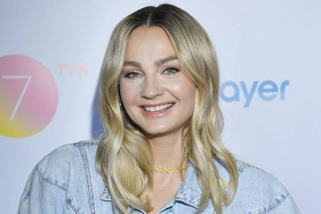 Małgorzata Socha zniewala urodą na słonecznej plaży. Koronkowa bluzka niewiele zasłania