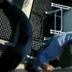 Tego się nie spodziewali. Rekin wyskoczył z wody i wylądował na ich łodzi! [WIDEO]