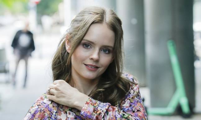 Olga Kalicka delikatnie odsłania ciało w zmysłowej stylizacji! Materiał eksponuje nagi biust aktorki [ZDJĘCIA]