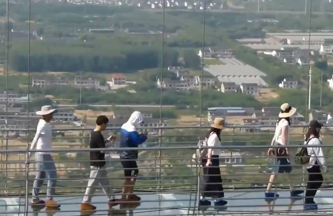 To najdłuższy szklany most na świecie. Trafił do Księgi rekordów Guinnessa!