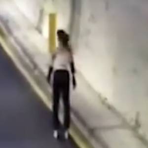 Policja zatrzymała kobietę, która jechała na wrotkach autostradą [WIDEO]