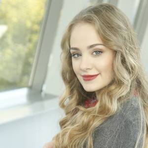 Naturalna Wiktoria Gąsiewska w nocnej koszuli. Fani patrzą tylko na jedno! [ZDJĘCIE]            