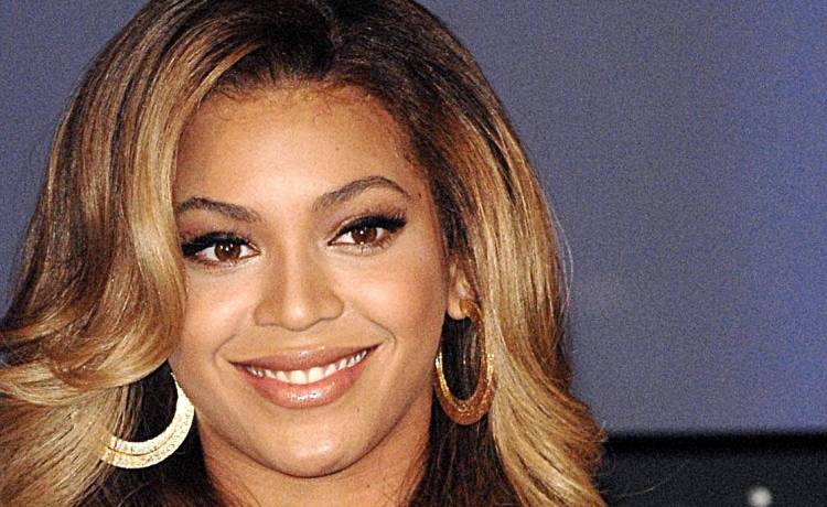 Na aukcję trafił używany, złocony bidet Beyoncé. Cena szokuje! [FOTO]