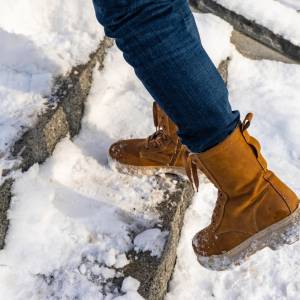 Ten domowy sposób uratuje twoje schody zimą. Sól możesz wyrzucić!