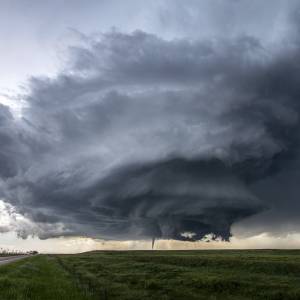 Mrożące krew w żyłach wideo obiegło sieć. Para przejeżdża przez tornado [NAGRANIE]