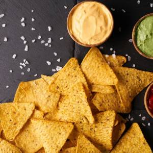 Domowe nachos - prosty przepis! Jak je przygotować? Jak zrobić sos? 