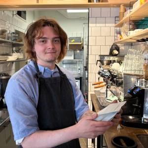 Pierwsza na świecie kawiarnia zarządzana przez AI! Kajetan ze Szczecina opowiada, jak pracuje się pod rządami sztucznej inteligencji Mony