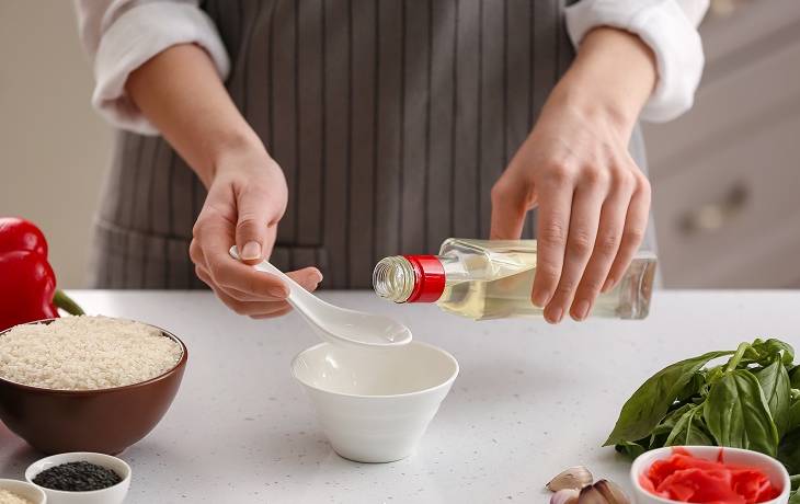 Tanio i skutecznie! Sprawdź, co zrobić, by Twoje firanki były po praniu białe