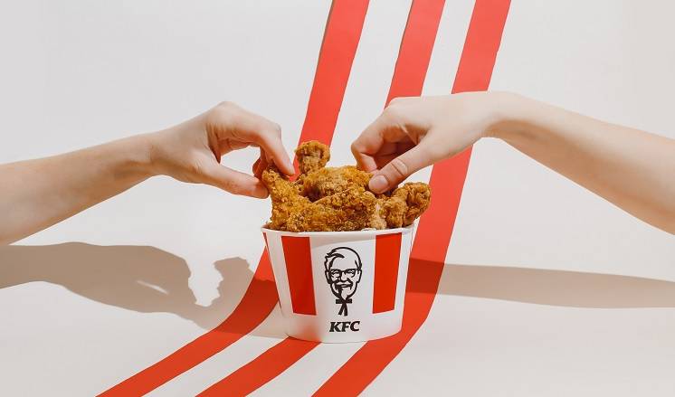 Noc przepełniona kurczakiem. Sieć restauracji KFC otwiera swój pierwszy hotel!