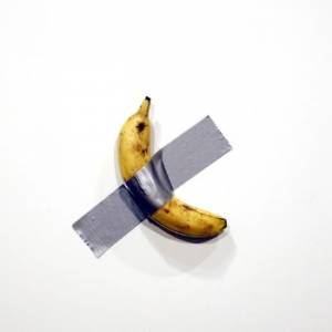 Niezwykłe dzieło. Banan przyklejony do ściany wyceniony na... 120 tys. dolarów