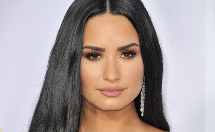 Demi Lovato pierwszy raz na scenie od przedawkowania. Jej niezwykle wzruszający występ otrzymał owację na stojąco