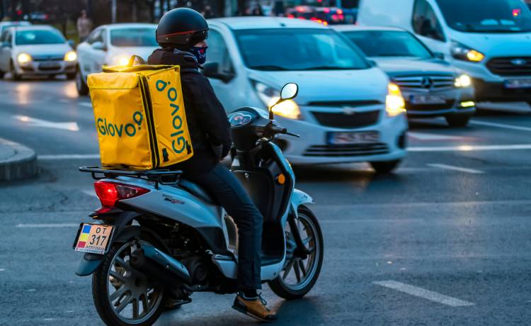 Glovo rozdało klientom kod na 125 zł. Teraz internauci tracą pieniądze ze swoich kont