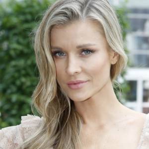 Joanna Krupa kusi w koronkowej mini. Modelka rozgrzała internautów: "Hipnotajzing"! 