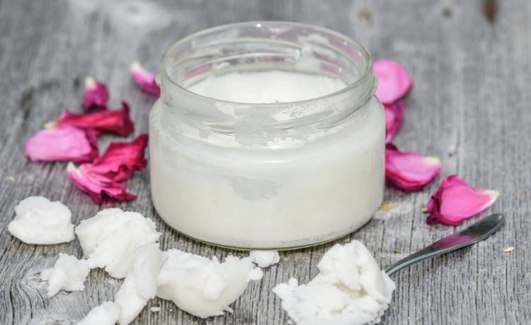 Olej kokosowy - genialny kosmetyk. Produkt o wyjątkowych właściwościach! Jak go stosować?