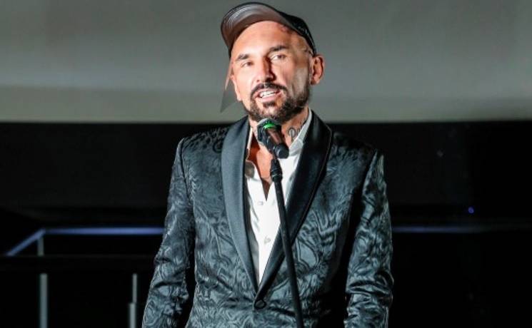 Patryk Vega z nowym filmem. Na ekranie znani aktorzy. Julia Wieniawa, Piotr Adamczyk i Enrique Arce. Kiedy premiera „Small World”? 