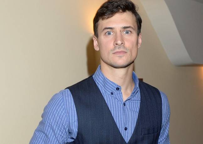  Mateusz Damięcki przeszedł metamorfozę! Aktor jest łysy…                                                              